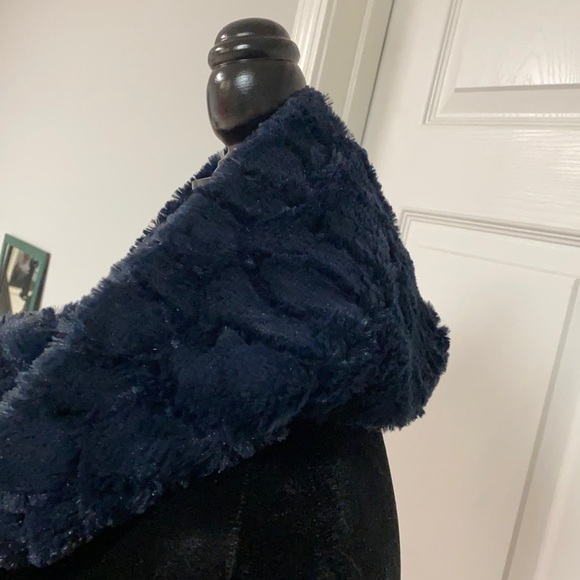 Infinity Dark blue faux fur wrap/scarf- one size - Picture 4 of 8